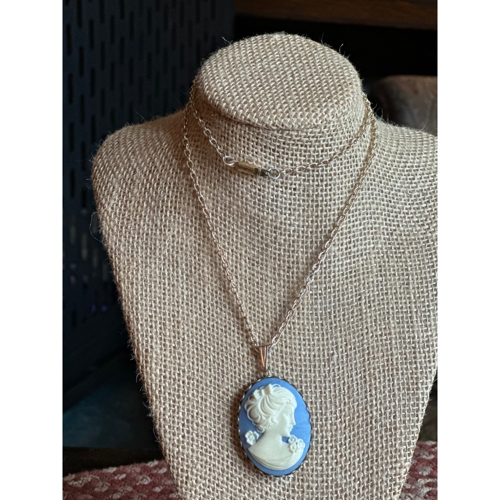 Vintage Cameo Necklace Gold Tone Chain Blue White Lady Profile‎ Pendant